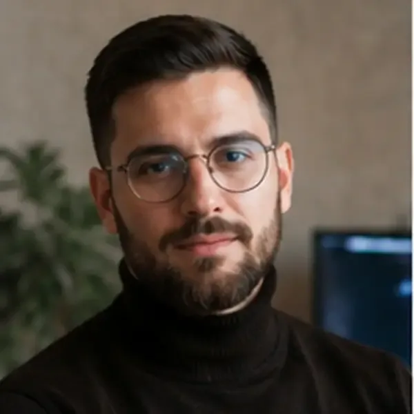 Oliver Smith — AI Search / AEO / GEO Specialist в DigitaL+